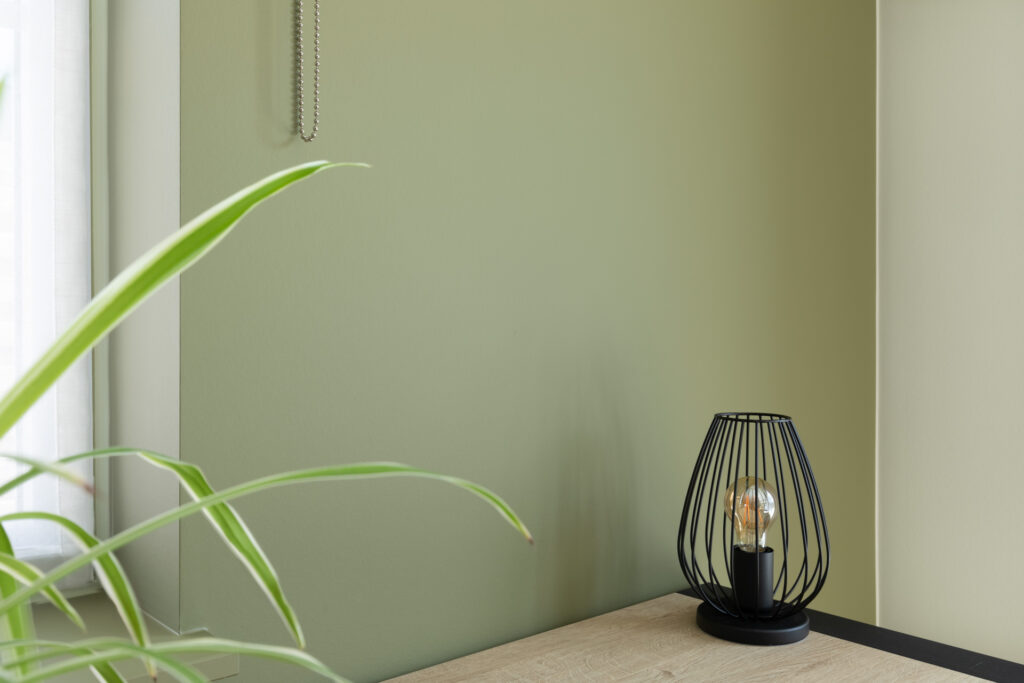 Decoratief afgewerkte groene wand