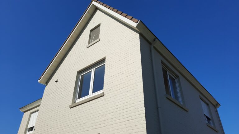 Geschilderde witte gevel